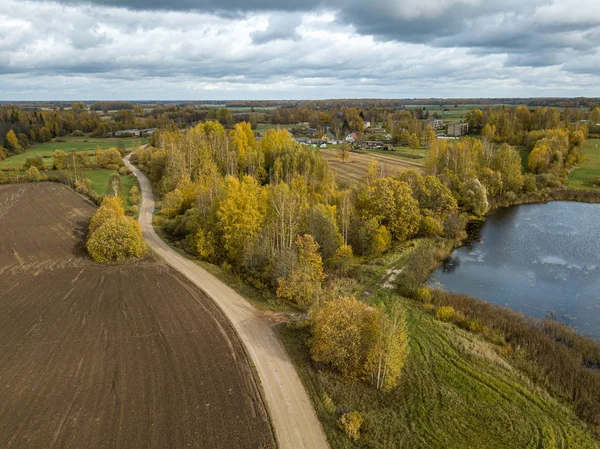 Сельская местность вид сверху в Латвии с культивируемых полей и — стоковое фото