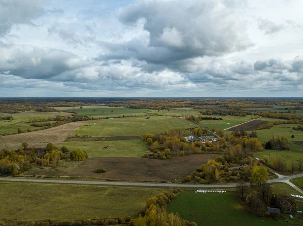 Krajina pohled shora v Lotyšsku s obdělávanými poli a — Stock fotografie