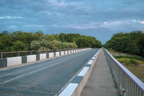 Le pont sur la rivière sur le fond du ciel turquoise — Photo