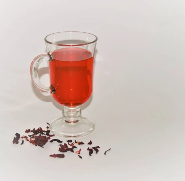 Hafif arkaplanda bir bardak kırmızı çay.