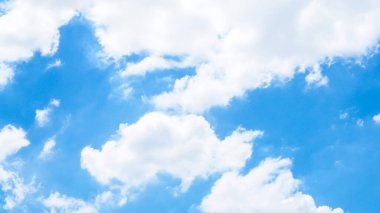 Beyaz kabarık bulutlar ve mavi gökyüzü ile parlak, güzel bir gökyüzü