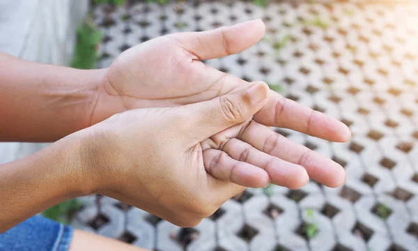 Крупним Планом Пальця Симптомом Болю Руці Оніміння Кінчиках Пальців — стокове фото