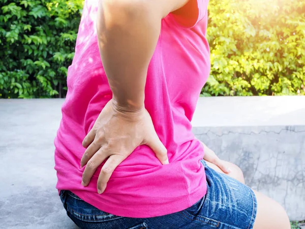 Las Mujeres Asiáticas Que Sufren Dolor Espalda Inflamación Muscular Sentado —  Fotos de Stock