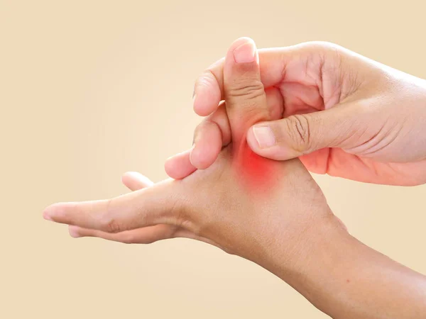 手の痛みと痛みの指 神経炎とトリガー指ロック病の仕事から親指指の痛み 病気の概念からの医療 — ストック写真