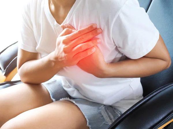 Азиатские Женщины Используют Руки Держать Грудь Инфаркта Миокарда Симптомов Сердечных — стоковое фото