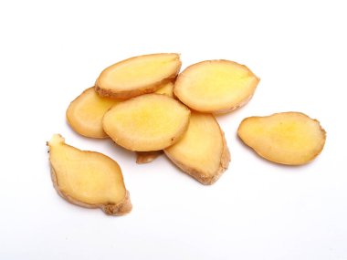 Beyaz arkaplanda izole edilmiş taze zencefil kökünün üst görünümü