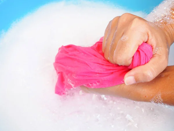 Ansicht Der Hand Mit Hemdwäsche Mit Spülmittelblase Der Badewanne — Stockfoto