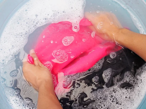 Ansicht Der Hand Mit Hemdwäsche Mit Spülmittelblase Der Badewanne — Stockfoto