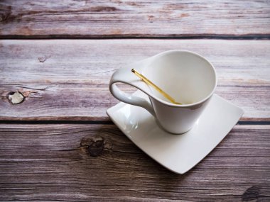 Çay fincanının en üst görüntüsü ya da ahşap arka plandaki kahve fincanı.