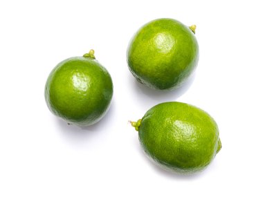 Beyaz arkaplanda yeşil limon narenciye manzarası.