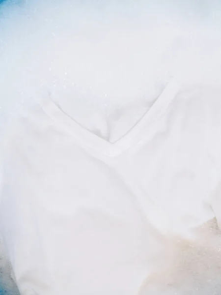 Draufsicht Auf Hemd Waschen Mit Weißes Hemd Getränkt Mit Waschmittelwasser — Stockfoto