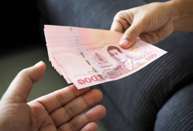 Tayland baht banknot para göndermek bekliyor almak, ödeme, rüşvet veya paylaşım konsepti.