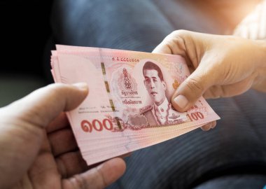 Tayland baht banknot para göndermek bekliyor almak, ödeme, rüşvet veya paylaşım konsepti.
