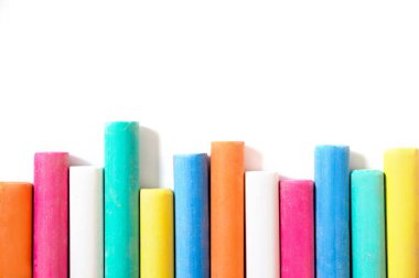 Beyaz kağıda izole edilmiş sanat eserleri çizmek ve yaratmak için tebeşir renginde.
