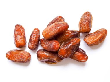 Kurumuş meyveler beyaz arkaplanda izole edilmiş