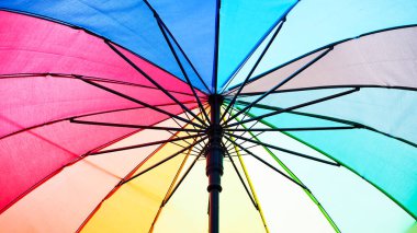 arkaplan rengi Gökkuşağı renkli şemsiye.