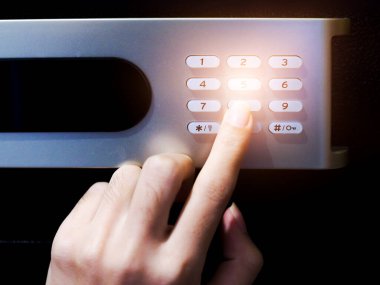 Güvenli kutuda kilit şifresi olan el tuşlarını kapat.