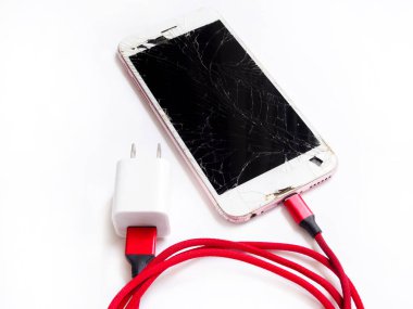 Cep telefonu, bozuk ekran ve kırmızı şarj kablosu. beyaz arkaplanda izole edilmiş kırpma yolu ile di cut