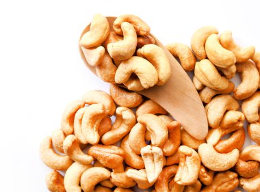 Kurutulmuş kaju fıstığı beyaz arka planda izole edilmiş..