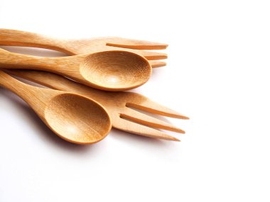 Tahta kaşık ve çatal beyaz arkaplanda izole.