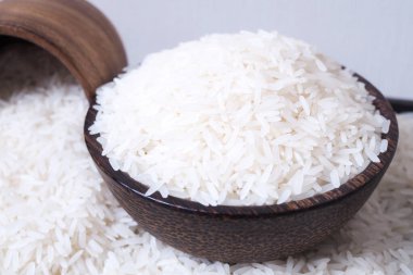 Tahta kasede pirinç manzarası