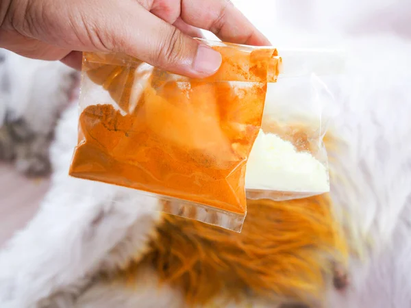 Kaşıntı ve dermatit tedavisi için köpeklere zerdeçal tozu ve sülfür tozu.