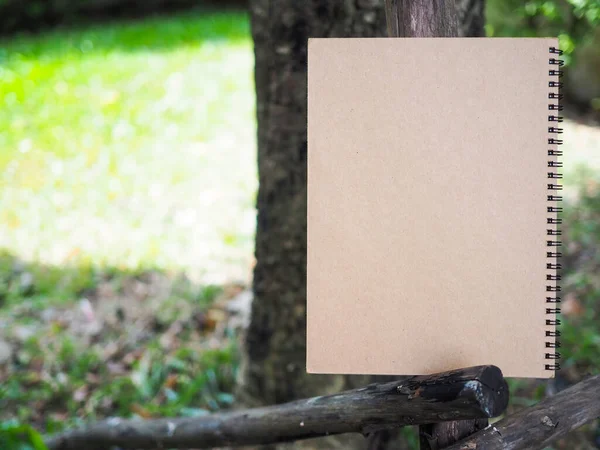 Libro Marrone Posto Legno Nero Alberi Verdi Sono Guardare Rinfrescante — Foto Stock