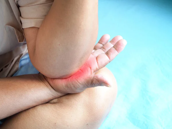 アジアの高齢女性手に痛みがあると痛みを緩和するために手のひらにマッサージする肘を使用して病気を持っている 医療症状や医療の概念 — ストック写真
