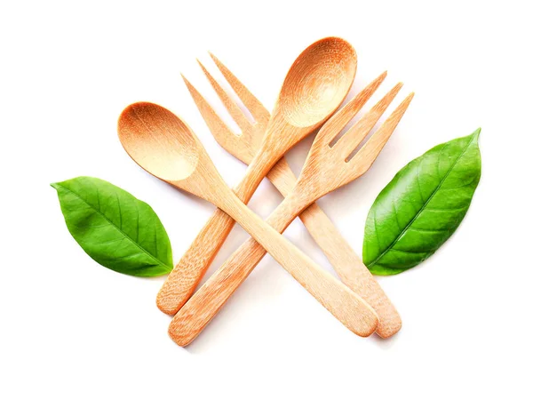 木制勺子 叉子和绿叶 天然木制器皿 环保且健康安全 白色背景隔离 — 图库照片
