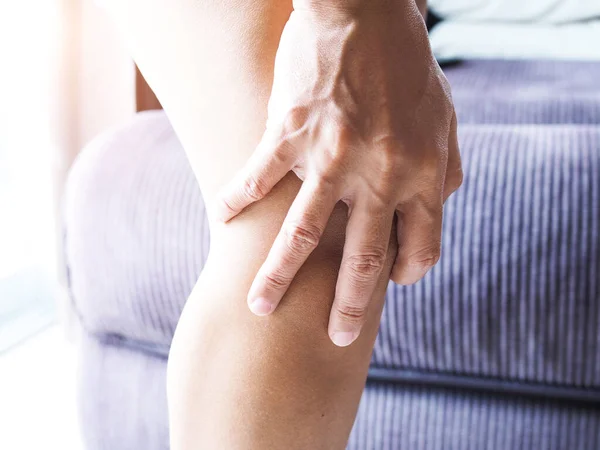 Femmes Asiatiques Avec Douleur Aux Jambes Aux Genoux — Photo