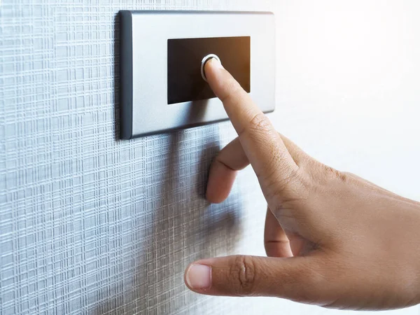 Используйте Палец Нажать Кнопку Стене Перед Дверью Комнаты — стоковое фото