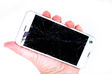 Kırık ekranlı beyaz akıllı telefonu tut. Kırık cam, siyah bilye gibidir. beyaz arkaplanda izole.