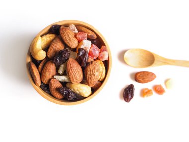 Beyaz arka planda izole edilmiş tropikal meyvelerin kuru fındık manzarası.