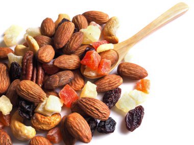 Beyaz arka planda izole edilmiş tropikal meyvelerin kuru fındık manzarası.