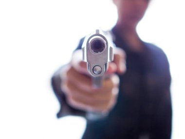 Elinde silah tutan insanların bulanıklığı..