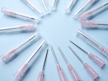 Tedavi için enjeksiyon iğnesi şırıngası tıbbi ekipman