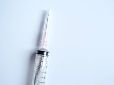 Derialtı şırıngası, mavi arka planda izole edilmiş iğne..