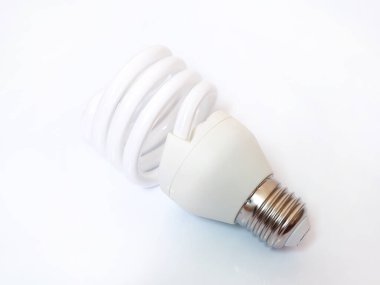 Ampul ve enerji tasarruflu spiral ampul beyaz arkaplanda izole edildi