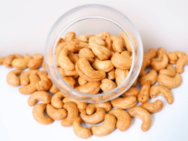 Beyaz arka planda izole edilmiş cam kasede ceviz..