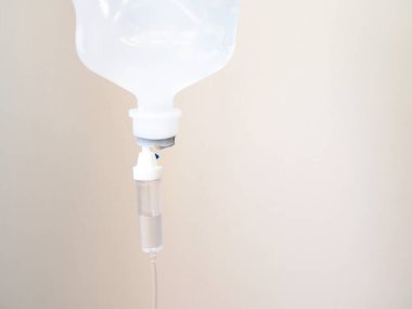 Hastanede tedavi edilen hastaya tuz çözeltisi