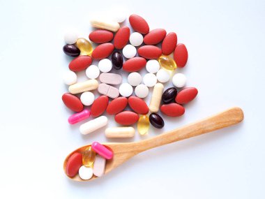 Çok renkli haplar, ağrı kesici ve ağrı kesici ilaçlar..