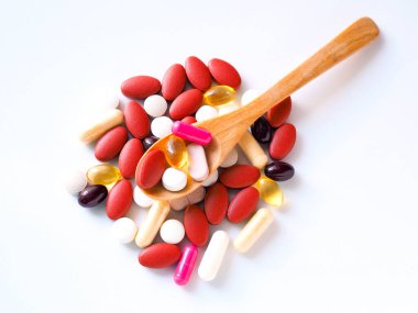 Çok renkli haplar, ağrı kesici ve ağrı kesici ilaçlar..