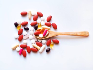 Çok renkli haplar, ağrı kesici ve ağrı kesici ilaçlar..