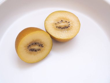 Meyve suyu yapımında kullanılan altın kivi meyvesi. Ya da sağlık için diyet