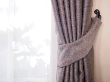 Kahverengi perdeler evin kapılarını süslemek için kullanılır..