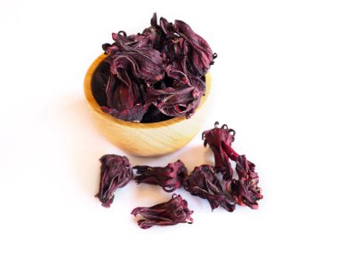 Kurumuş kırmızı roselle otları ve baharatları beyaz arka planda izole edilmiş..