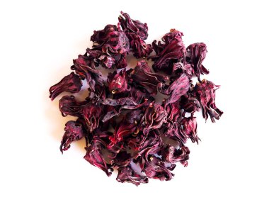 Beyaz arkaplanda izole edilmiş kırmızı gül çiçeklerinin üst görünümü.