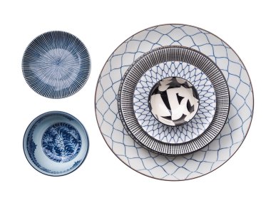 Yuvarlak seramik tabak setinin üst görünümü, tablo takımı mavi tabak arka planda izole.