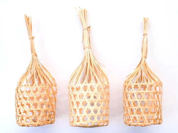 从白色背景分离出来的泰国竹篮柳条制作工艺 — 图库照片