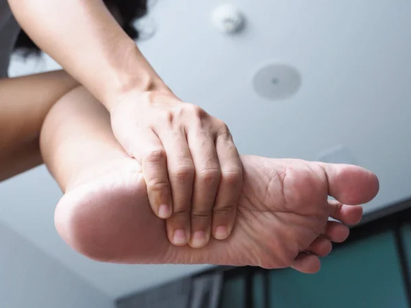 Lesión Del Pie Uso Masaje Manos Los Pies Para Relajar — Foto de Stock